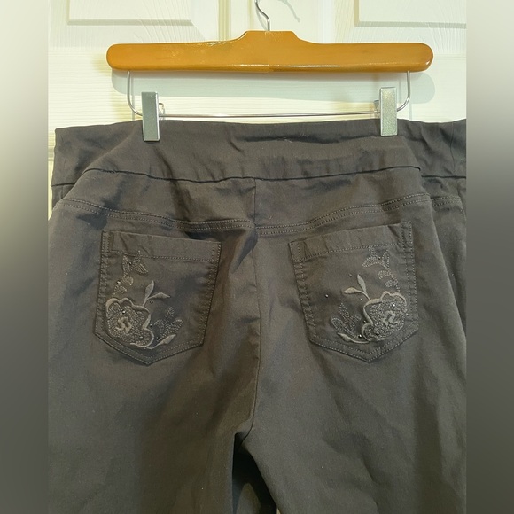 Women’s black trousers with embroidered pockets - Picture 5 of 5